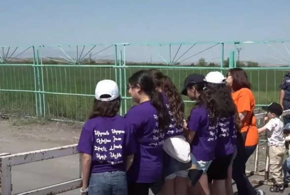 Բոստոնի Սուրբ Ստեփանոս ազգային վարժարանի սաները Սարդարապատի մուտքի մոտ երգեցին «Զարթնիր լաո»-ն